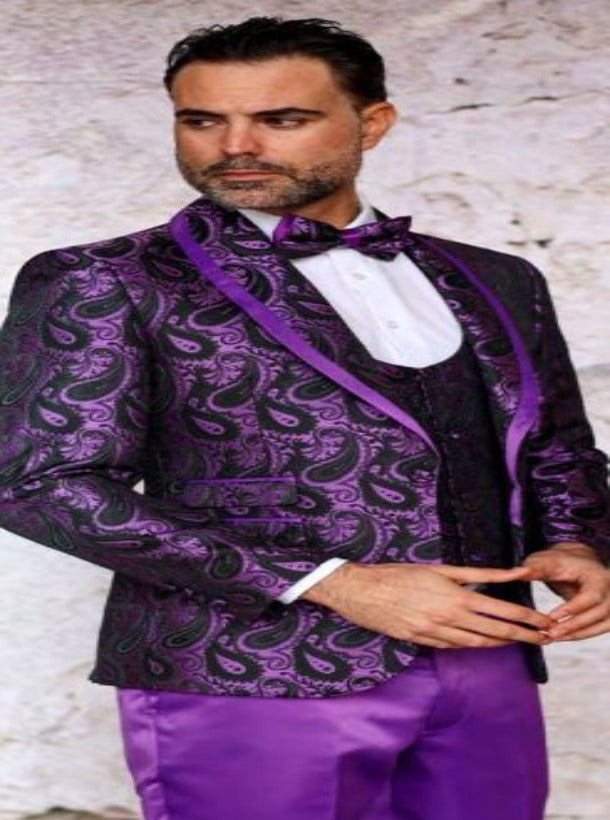 A man is wearing the INSOMNIA KINGSTON Purple Suit by Inserch, complete with a matching bow tie, as he stands against a textured, light-colored wall.