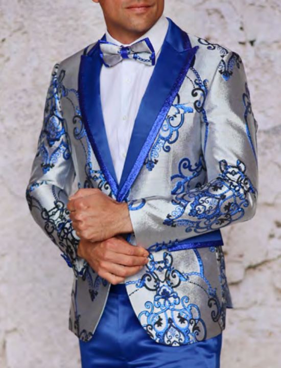 A person wearing the Inserch INSOMNIA MZS-538 ROYAL Blazer, featuring blue patterns and a blue bow tie, stands against a textured white wall.