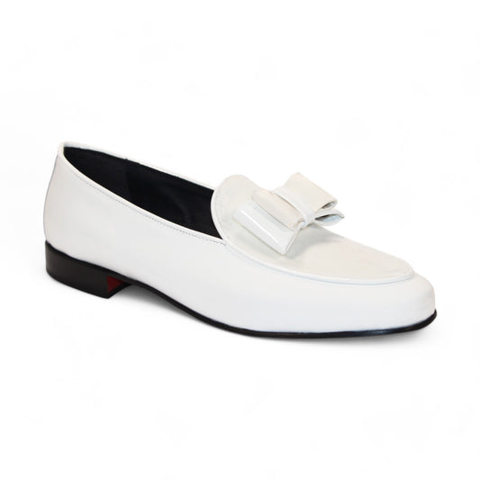 The Duca Di Matiste Amalfi in white is a leather loafer with a patent finish, adorned with a bow detail on top and complemented by a black sole, proudly Made in Italy.