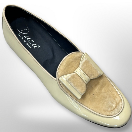 The Duca Di Matiste #205 loafer, available exclusively in size 7, features a cream-colored design with a beige suede upper and bow detail. The insole proudly displays the "Made in Italy" brand label. Please note that this chic shoe is available as a final sale.