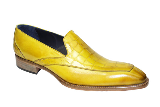 Against a white backdrop, the Duca Di Matiste Trento in yellow showcases its elegant design, with an embossed croco leather texture and a wooden sole. Crafted in Italy by Duca Di Matiste, this shoe exudes both boldness and sophistication.