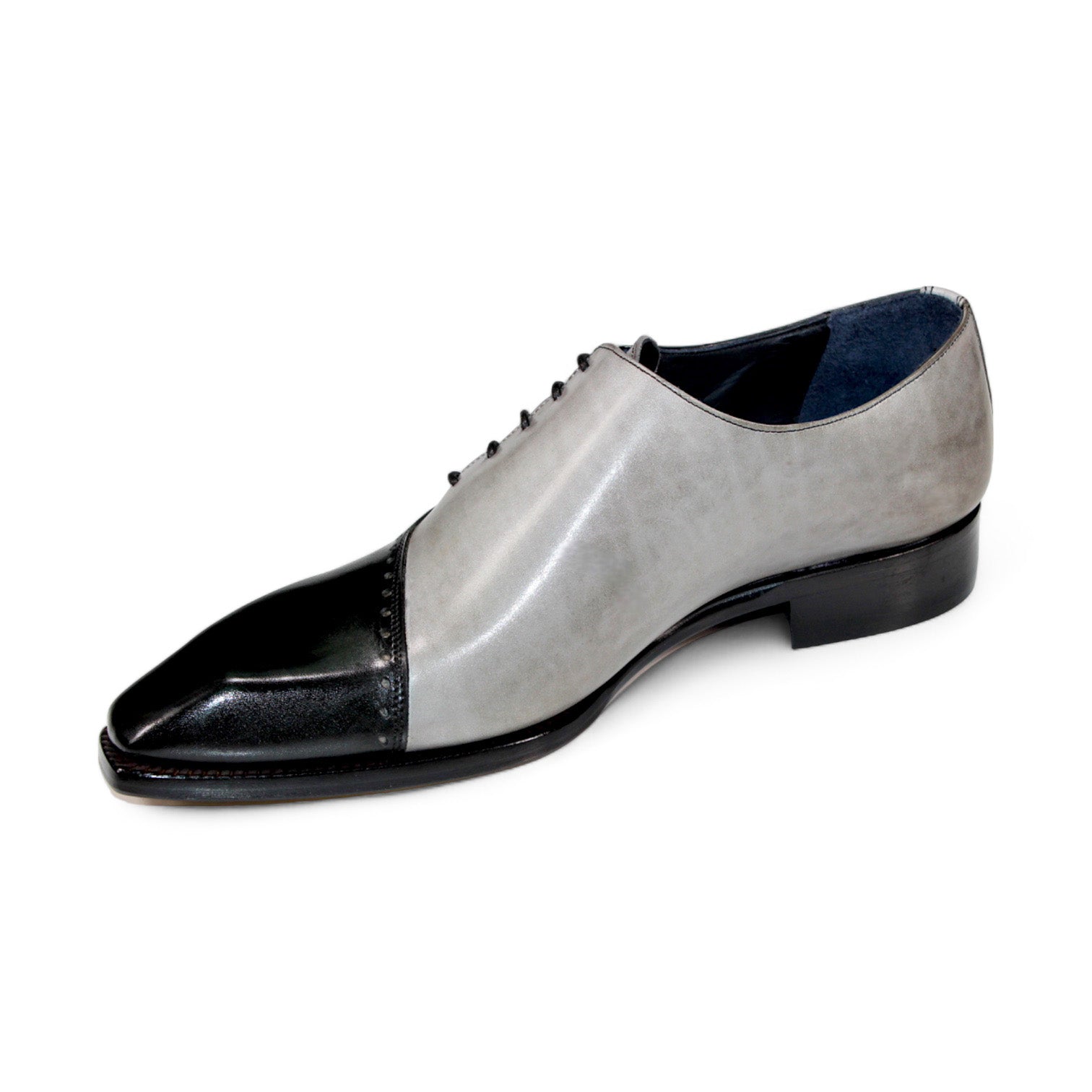 The Duca Di Matiste Veroli in Black/Grey is a sophisticated leather dress shoe, crafted from genuine Italian leather, accented with sleek black laces and featuring a polished finish.