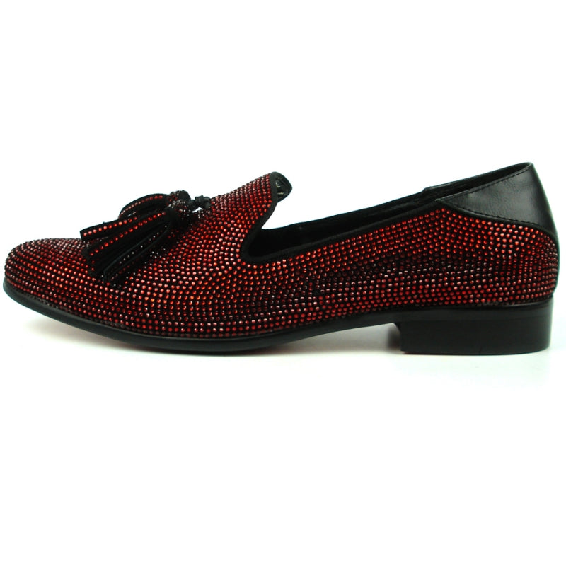 The FI-7285-2 Black Red Fiesso by Aurelio Garcia from the brand Fiesso is a stunning fashion shoe in red, complemented by black tassels and a shimmering suede upper embellished with rhinestones.