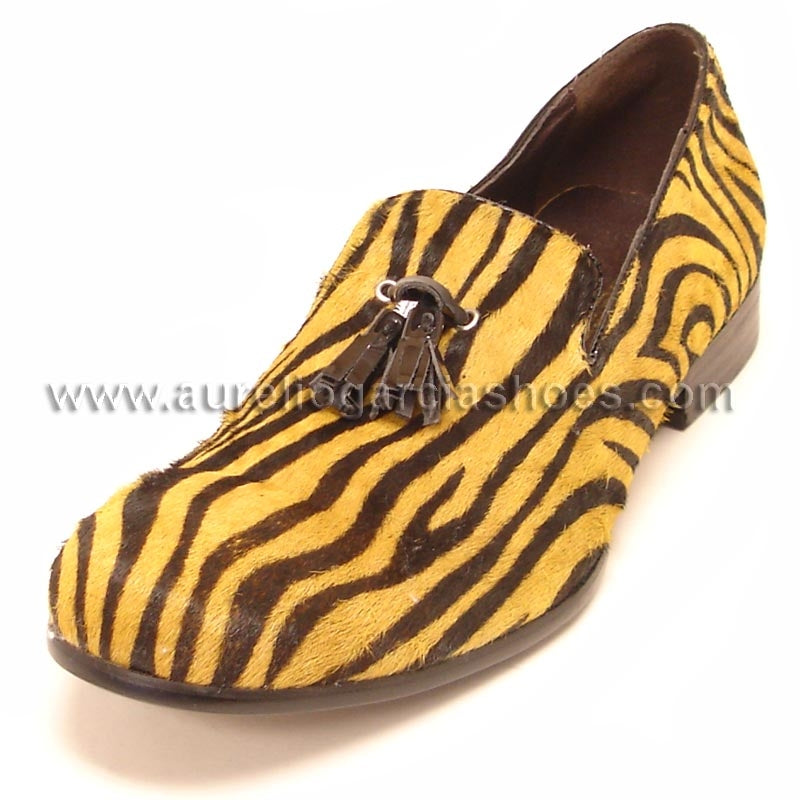 The FI-6773 Black Gold Fiesso By Aurelio Garcia shoes offer a brown and yellow zebra print loafer design, made from pony hair leather. They feature a tassel detail on the upper and come with a cushioned insole for enhanced comfort.