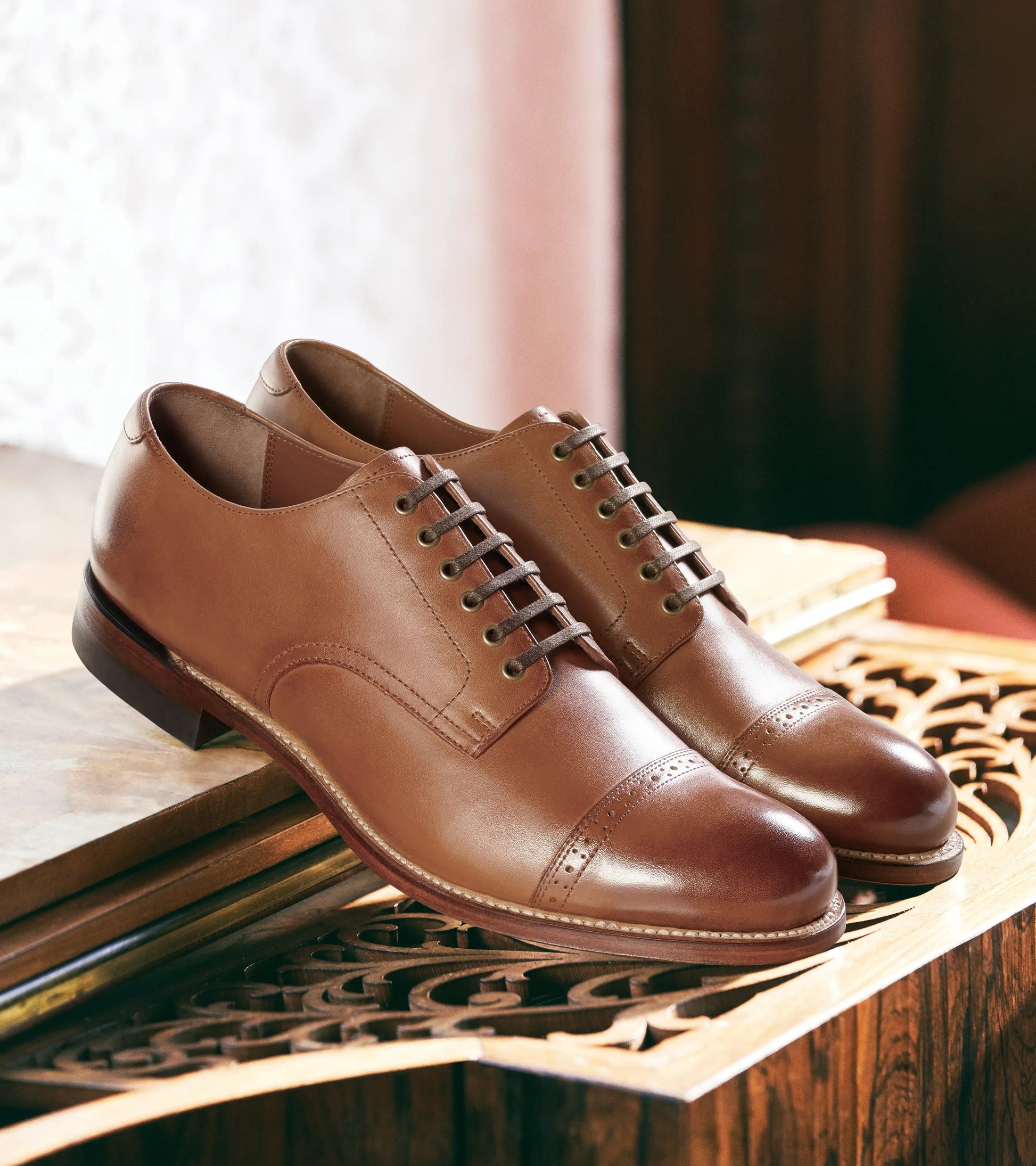 This is a Stacy Adams MADISON Cap Toe Oxford in oak, made from high-quality kidskin leather, with a dark sole and black laces against a white background.