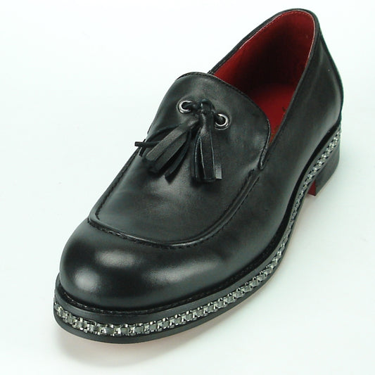 The FI-7123 Black Fiesso by Aurelio Garcia is a black leather loafer featuring tassels, a decorative chain around the sole, and a cushioned insole for ultimate comfort.