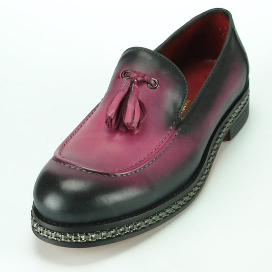 The FI-7123 Burgundy Fiesso by Aurelio Garcia is a stylish ombre tassel loafer from the Fiesso brand, showcasing a black and pink gradient. It features a leather upper with a red interior and is accented with a decorative chain detail around the sole. This fashion shoe also offers a cushioned insole for added comfort.