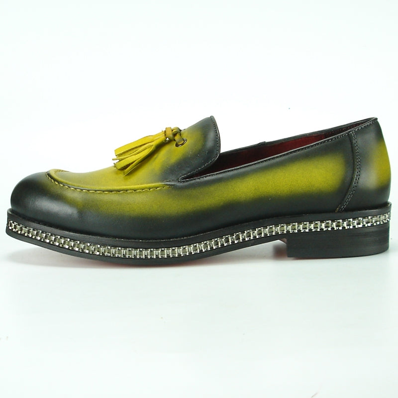 The FI-7123 Yellow from Fiesso by Aurelio Garcia is a stunning fashion shoe with a gradient yellow and black design. It boasts a leather upper embellished with tassels, along with a decorative chain accent on the sole, perfectly capturing the signature style of Fiesso.