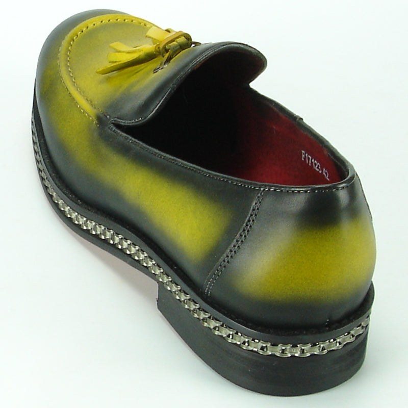 The FI-7123 Yellow from Fiesso by Aurelio Garcia is a stunning fashion shoe with a gradient yellow and black design. It boasts a leather upper embellished with tassels, along with a decorative chain accent on the sole, perfectly capturing the signature style of Fiesso.