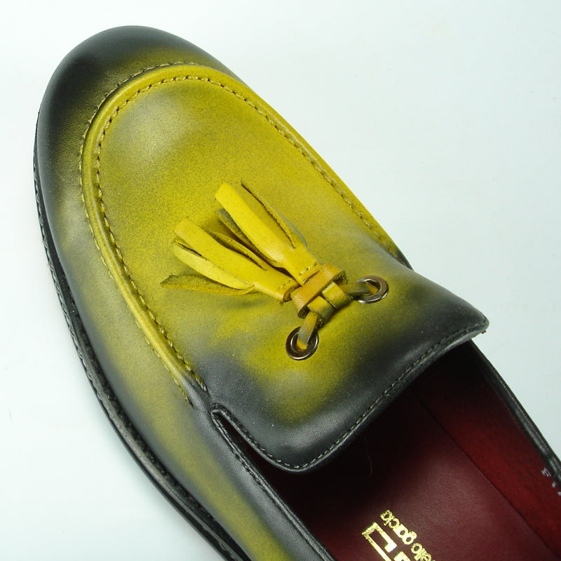 The FI-7123 Yellow from Fiesso by Aurelio Garcia is a stunning fashion shoe with a gradient yellow and black design. It boasts a leather upper embellished with tassels, along with a decorative chain accent on the sole, perfectly capturing the signature style of Fiesso.