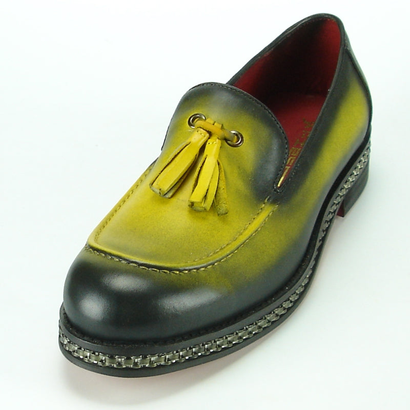 The FI-7123 Yellow from Fiesso by Aurelio Garcia is a stunning fashion shoe with a gradient yellow and black design. It boasts a leather upper embellished with tassels, along with a decorative chain accent on the sole, perfectly capturing the signature style of Fiesso.