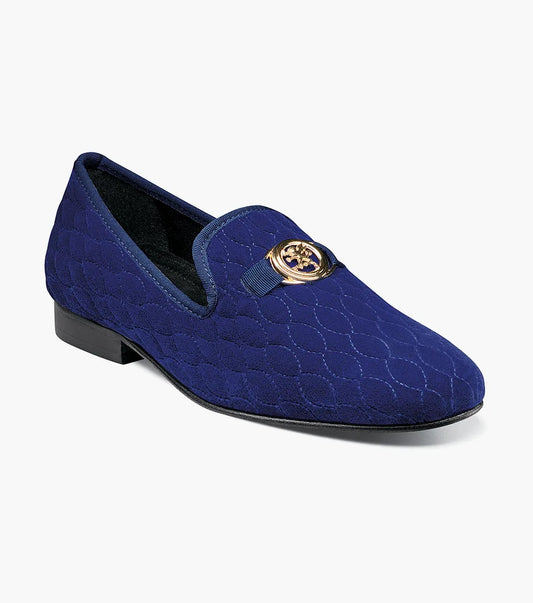 The Stacy Adams VALET Slip On Bit Loafer, model 25166-400, combines quilted velour in a striking blue with a sleek black sole and is elegantly decorated with a gold emblem on top. It also features a Memory Foam insole for enhanced comfort.