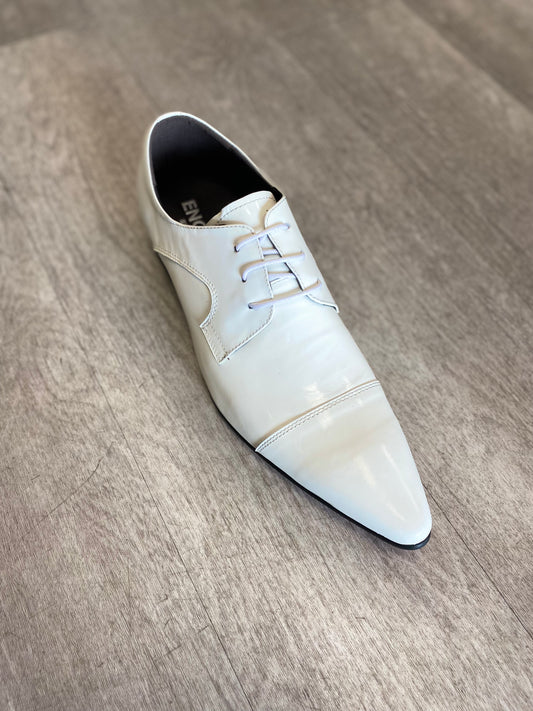 A single Fiesso Encore Dress Shoe in off-white, with laces, from Unique Design Menswear rests elegantly on the wooden floor. This item is a final sale and cannot be returned.