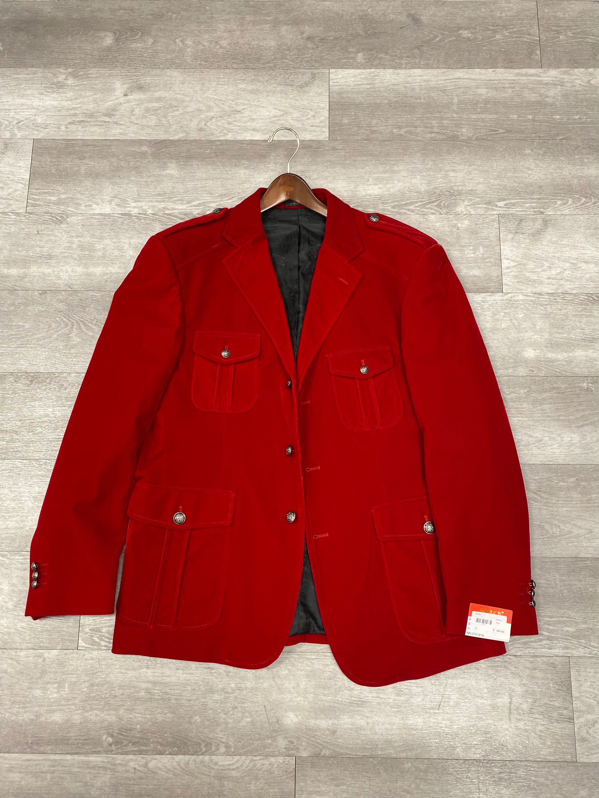 Inserch's Velvet Military Blazer BL569-30 in red combines a sophisticated jacquard pattern with a buttoned front, flap pockets, and shoulder epaulets on a plain background.